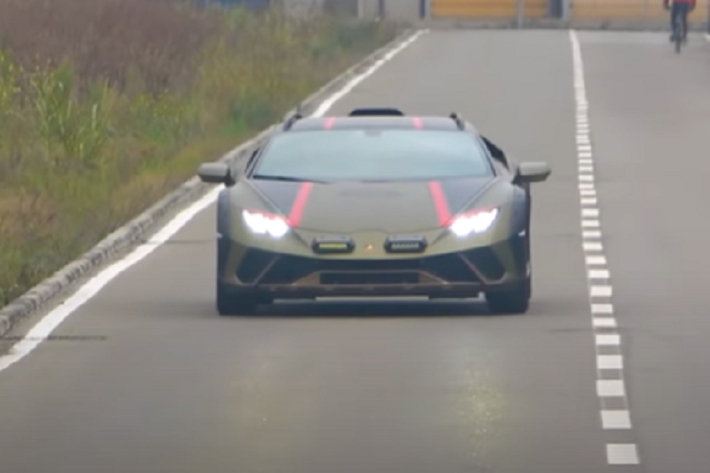 Khác với những người anh em của mình, Lamborghini Huracan Sterrato bản địa hình được tạo ra để chinh phục mọi cung đường, kể cả đèo núi. Cái tên Sterrato theo tiếng Ý có nghĩa là “bùn đất” và thiết kế của xe cũng được điều chỉnh cho mục đích off-road.