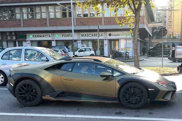 Thế nhưng, giờ đây, hình ảnh và video ghi lại cảnh Lamborghini Huracan Sterrato chạy thử nghiệm trên đường phố đã được đăng tải. Điều đầu tiên khiến mọi người đều để ý đó là như tất cả các siêu xe khác, Huracan Sterrato trông khá nhỏ bé so với các phương tiện bình thường ở xung quanh.