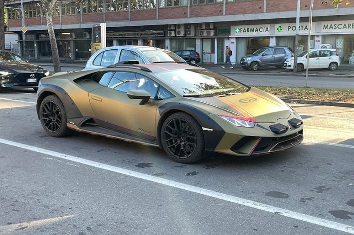 Lamborghini đã tung ra những bức ảnh được dàn dựng công phu của xe concept có thể vượt mọi địa hình Huracan Sterrato. Tuy nhiên, hãng không hé lộ thêm bất cứ thông tin nào về xe và trong những hình ảnh trước đó, Lamborghini Huracan Sterrato 2023 mới đều bị che kín nhiều chi tiết thiết kế.