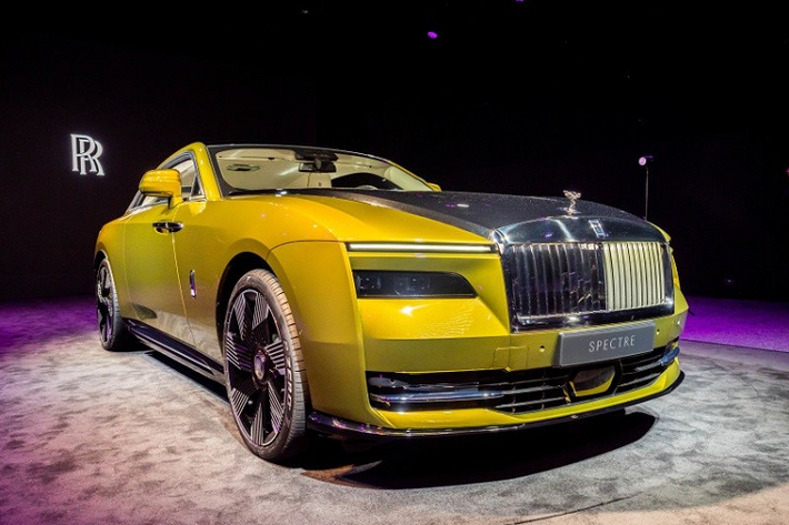 Rolls-Royce Spectre 2023 mới là mẫu xe siêu sang chạy điện hoàn toàn, đã lần đầu tiên ra mắt vào hồi giữa tháng 10/2022. Sau 2 tháng, mẫu ôtô điện đầu tiên của thương hiệu Rolls-Royce đã chính thức được giới thiệu tại thị trường Trung Quốc.