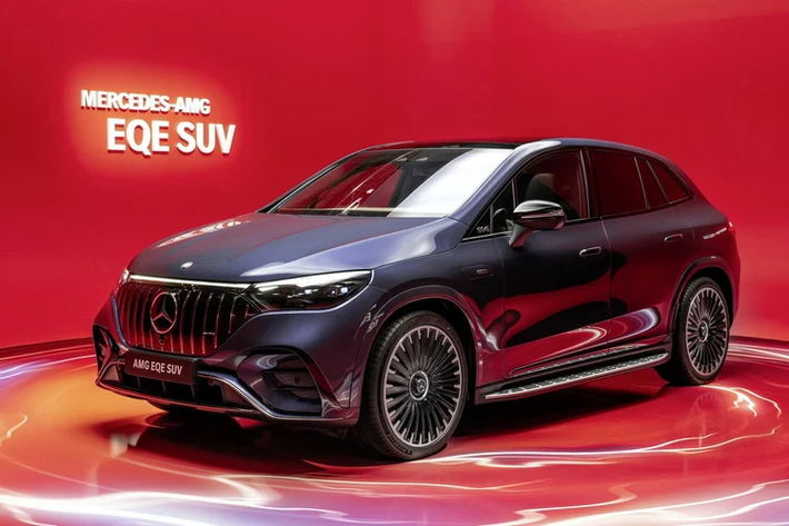 Nổi bật hơn hết chính là phiên bản Mercedes-AMG EQE 53 4Matic, với động cơ điện được AMG phát triển riêng với cuộn dây thích ứng, sử dụng dòng điện cao hơn và bộ biến tần thích ứng, đi cùng là hệ thống làm mát mới... Kết quả là công suất của xe lên đến 626 mã lực và mô-men xoắn 950 Nm. Tốc độ tối đa của xe đạt được lên đến 220 km/h.