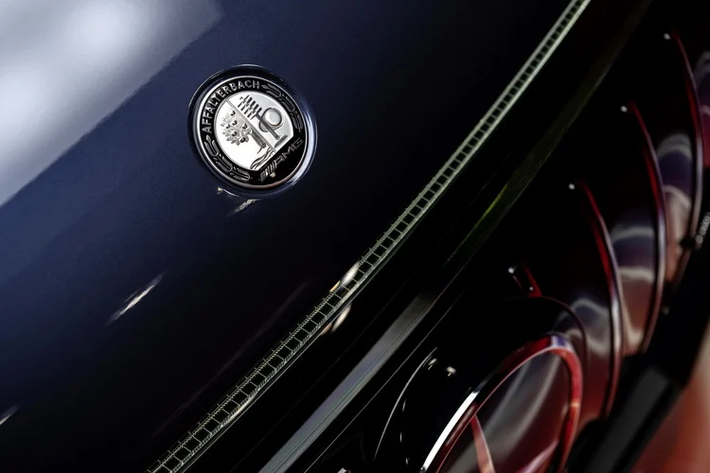 Trong khi vô-lăng là loại 3 chấu kép đáy bằng AMG Performance với nhiều nút chức năng và lẫy chuyển số. Xe được trang bị màn hình Hyperscreen tràn viền đi kèm giao diện MBUX có thêm tính năng AMG Track Pace (ghi lại thời gian hoàn thành vòng đua và so sánh giữa các vòng chạy).