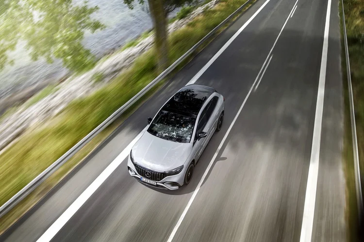 Hệ thống giả lập âm thanh “AMG Sound Experience” với các tùy chọn khác nhau giúp mô phỏng lại âm thanh phấn khích của động cơ xăng cũng có mặt, nhằm mang đến trải nghiệm tốt hơn cho người dùng thích sự thể thao trên một chiếc xe thuần điện.