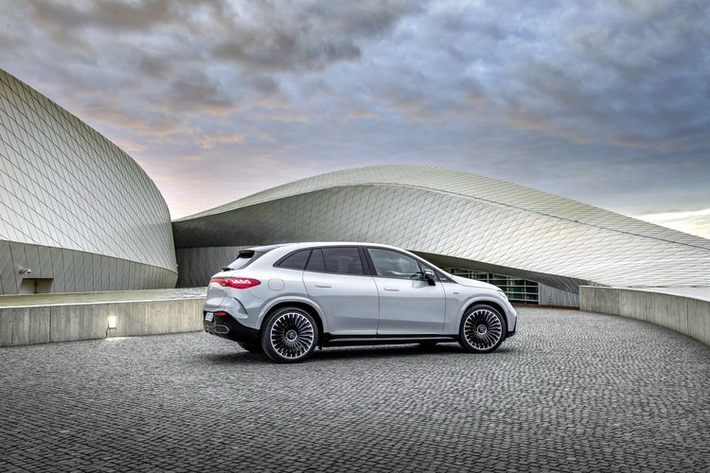 Bản thân chiếc Mercedes-Benz EQE AMG SUV chạy điện tiêu chuẩn đã sở hữu ngoại hình mang phong cách tương lai khá đặc biệt, thế nên với 2 phiên bản AMG xe chỉ được thay đổi nhẹ ở một số chi tiết để có ngoại hình thêm phần mạnh mẽ.
