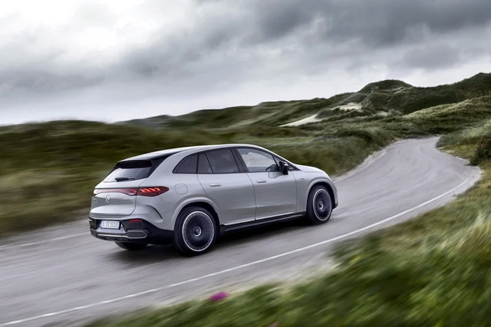 Mặc dù sử dụng chung hệ động lực với EQE SUV 500 nhưng công suất trên Mercedes-AMG EQE 43 4Matic đã được nâng lên 476 mã lực (tăng 67 mã lực), mô-men xoắn vẫn giữ nguyên ở mức 858 Nm. Sức mạnh trên giúp xe dễ dàng tăng tốc từ 0-100 km/h trong 4,3 giây và đạt tốc độ tối đa 210 km/h.