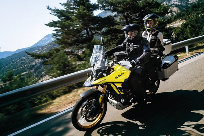 Ngoài ra, Suzuki V-Strom 800DE 2023 còn được trang bị bộ khung bằng thép có thể tháo ra để phù hợp với việc chạy off-road. Tiếp đến là hệ thống treo bao gồm phuộc hành trình ngược Showa USD tùy chỉnh hoàn toàn, đi với vành 21 inch phía trước.