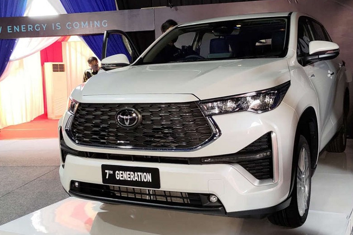 Toyota Innova thế hệ thứ 7 đã chính thức trình làng ở thị trường Indonesia vào hôm 21/11/2022 vừa qua. Trong sự kiện này, đại diện Toyota Indonesia đã hé lộ kế hoạch xuất khẩu mẫu MPV cỡ trung này sang các thị trường khác trong đó có cả Việt Nam.
