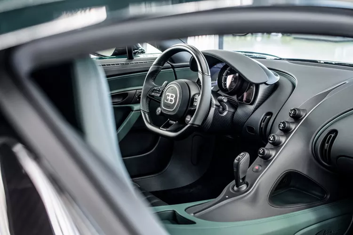 Giống như những chiếc Chiron Super Sports khác, nó vẫn được trang bị động cơ W16, tăng áp kép, dung tích 8.0 lít, sản sinh công suất 1.578 mã lực tại vòng tua 7.100 vòng/phút và mô-men xoắn cực đại 1.600 Nm trong khoảng từ 2.000 đến 7.000 vòng/phút.