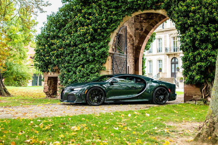 Hãng xe Pháp đang bắt đầu sản xuất 100 chiếc Bugatti Chiron cuối cùng. Điều đáng nói Chiron không phải là mô hình cuối đánh dấu sự kết thúc của động cơ W16, bởi hãng xe Pháp còn chế tạo thêm 2 phiên bản là Mistral và Bolide dành riêng cho đường đua.