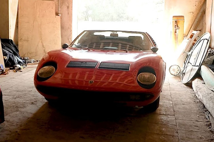 Chiếc Lamborghini Miura đời 1969 được sơn màu đỏ rực rỡ này không hề bị chủ nhân bỏ quên trong gara. Thay vào đó, chiếc siêu xe này vẫn được chủ nhân chăm sóc và bảo dưỡng cẩn thận. Chỉ có điều, chủ sở hữu đã lâu không lái chiếc Lamborghini Miura này mà để xe nằm yên trong gara. Trú ngụ trong một gara ở Pháp, chiếc Lamborghini Miura này tính đến nay đã 53 tuổi.