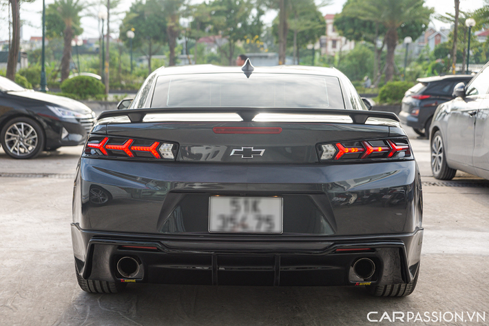 Chevrolet Camaro sở hữu kích thước Dài x Rộng x Cao lần lượt là 4.783 x 1.897 x 1.349 (mm), chiều dài trục cơ sở đạt 2.812 mm. Thân xe được trang trí một đường màu vàng chạy ngang thân xe uống lượn theo những đường gân. Logo biểu tượng của Camaro đặt tại gần cửa xe.