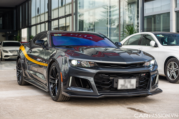 Thời gian gần đây, một chiếc Chevrolet Camaro đời 2016 đã được showroom mua bán xe sang tại Hà Nội chào bán lại mới mức giá chỉ 1,88 tỷ đồng sau khi lăn bánh hơn 43.000 km.