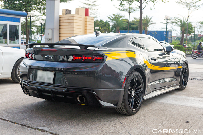 Hiện chiếc giá xe Chevrolet Camaro 2016 độ phiên bản hiệu năng cao ZL1 này đang được ráo bán ở mức gần 1,9 tỷ đồng. Đây được xem là mức giá khá "vừa miếng" cho những dân chơi đam mê dòng xe thể thao cơ bắp Mỹ.