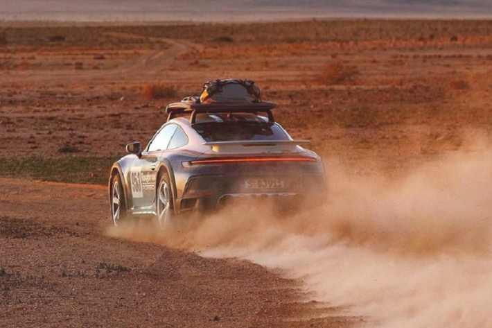 911 Dakar phát triển dựa trên nền tảng của 911 Carrera tiêu chuẩn nhưng được nâng cấp để di chuyển trên nhiều dạng địa hình đặc thù. Chính vì thế, Porsche đã tinh chỉnh lại hệ thống treo trên xe, nâng khoảng sáng gầm xe thêm 80 mm so với các phiên bản 911 thông thường, đạt ngưỡng 200mm – ngang ngửa với một chiếc SUV thực thụ.