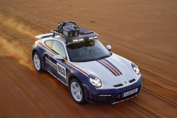 Nắp ca-pô là loại làm bằng sợi carbon gia cường polyme của 911 GT3. Xe được trang bị bộ mâm Dakar kích thước 19 inch ở phía trước và 20 inch ở phía sau, bao bọc bên ngoài bởi lốp Pirelli Scorpion kích thước 245/45 ZR19 và 295/40 ZR20.