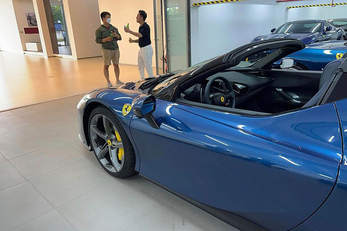 Là chiếc SF90 Spider thứ 2 tại Việt Nam nhưng nó lại là chiếc SF90 Sipder đầu tiên thuộc diện nhập khẩu chính hãng. Xe có ngoại thất màu xanh dương Blu tour de France độc nhất Việt Nam hiện nay, đi kèm bộ mâm 5 chấu đơn kèm cùm phanh màu vàng nổi bật.