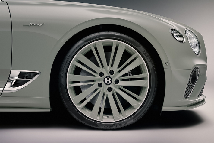 Danika Quinn, giám đốc thương hiệu của Bentley cho biết: “Beverly Hills luôn là hình ảnh thu nhỏ của sự hào nhoáng, đặc biệt là trong Thời kỳ Hoàng kim của Hollywood. “Bộ sưu tập này là một lời tri ân gửi tới biểu tượng Old Hollywood đã qua, gói gọn lại tinh thần của thời đó: lốp màu trắng đậm, bảng màu nhẹ nhàng và thiết kế độc đáo thể hiện “đẳng cấp” của những chiếc xe cổ.
