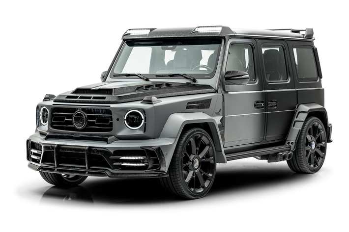 Các chi tiết sợi carbon được sử dụng làm điểm nhấn tại ốp vòm bánh xe cũng như các khe thoát gió. Hãng độ đến từ Đức cũng không quên thêm vào một số chi tiết khiến xe trở nên hầm hố hơn như bộ cánh gió cố định phía sau hay nắp ca-pô được thiết kế lại.
