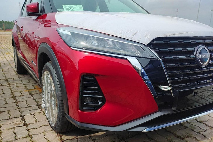 Trong nhiều tháng qua, lịch ra mắt thị trường Việt Nam của mẫu SUV hạng B này liên tục bị lùi lại. Tuy nhiên, những thị trường như Philippines và Indonesia đều đã bán ra mẫu xe này. Kể từ tháng 7 năm nay, Nissan Kicks 2023 cũng thường xuyên bị bắt gặp trên đường phố Việt và cho đến nay lịch ra mắt mẫu xe này mới chính thức được công bố từ chính hãng.