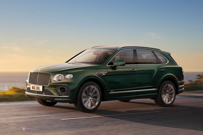 Về ngoại thất, Bentley Bentayga Azure Hybrid chỉ được bổ sung huy hiệu “Azure” và bộ mâm 22 inch thiết kế độc quyền. Thiết kế ngoại thất xe không thay đổi quá nhiều so với Bentayga tiêu chuẩn.