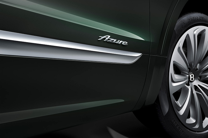 Trong khi đó, Bentayga Azure Hybrid được thiết kế dành cho những khách hàng ưu tiên sự sang trọng. Xe được trang bị hàng ghế trước chỉnh điện 22 hướng, tích hợp tính năng sưởi và thông gió.