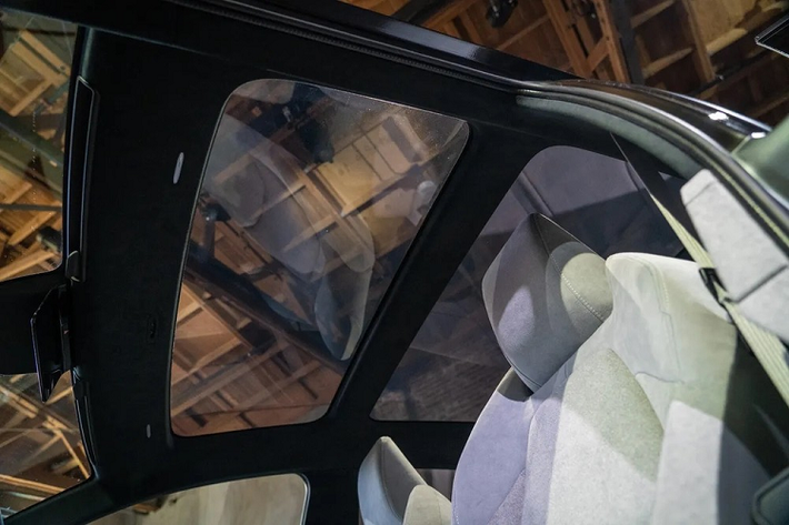 Toyota bZ Compact SUV còn có trần bằng kính...