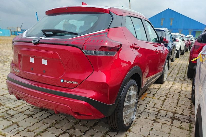 Theo thông tin mới nhất, mẫu SUV hạng B này tại Việt Nam sẽ có 2 phiên bản là tiêu chuẩn và cao cấp. Giá xe Nissan Kicks 2023 ở bản tiêu chuẩn sẽ là 780 triệu đồng và bản cao cấp là 850 triệu đồng.