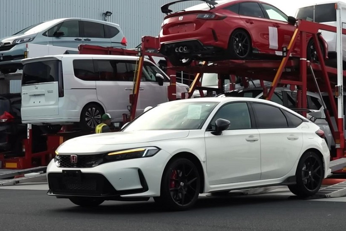 Honda Civic Type R 2023 mới có lẽ là một trong những cái tên hiện đang được người yêu thích ôtô tại Việt Nam mong chờ nhất. Theo nhân viên tư vấn bán hàng, mẫu xe hiệu suất cao này sẽ được hãng Honda mang đến giới thiệu trong triển lãm Ô tô Việt Nam (VMS) 2022 diễn ra vào cuối tháng 10.
