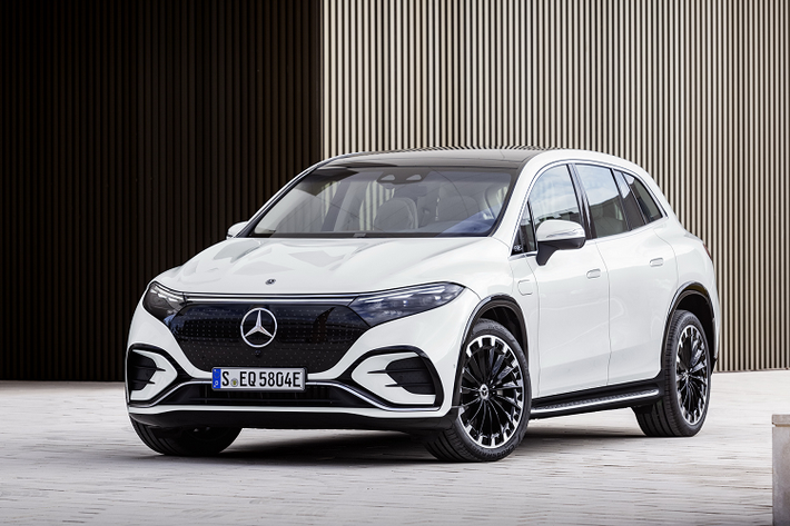 Không chỉ sang trọng mỗi phần nhìn, Mercedes-Benz EQS SUV cũng sẽ có nhiều trang bị đáng chú ý. Đầu tiên, xe sẽ có máy quét vân tay tích hợp trên cụm điều khiển trung tâm, có thể lưu vân tay của 7 người dùng khác nhau. Sau khi quét, xe sẽ tự động điều chỉnh ghế và các tiện nghi khác theo sở thích của người dùng.
