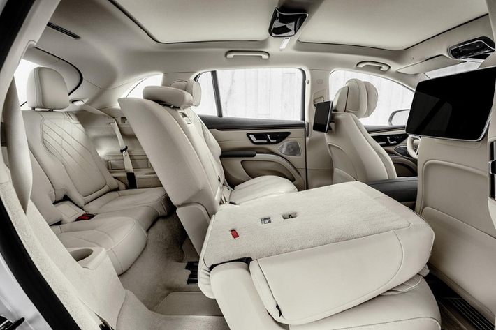 Mức giá xe Mercedes-Benz EQS SUV 2023 chưa được công bố cụ thể, nhưng một số chi tiết xe cũng đã được hé lộ như ốp mặt ca-lăng thay thế lưới tản nhiệt truyền thống có tên gọi Black Pannel gồm những biểu tượng ngôi sao 3 cánh nhỏ cũng được công bố.