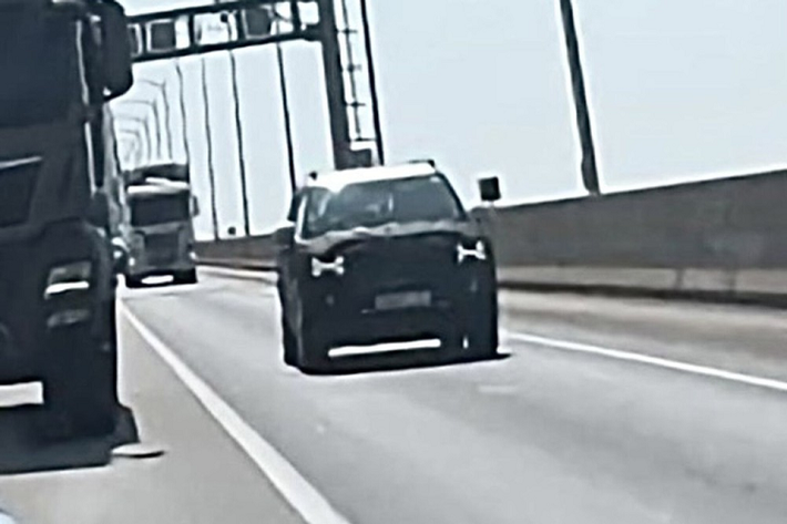 Thay đổi tiếp theo của Hyundai SantaFe mới là bộ vành la-zăng. Xe được dùng để chạy thử được trang bị bộ vành có thiết kế 5 chấu dày dặn và sơn 2 màu hoặc sơn màu đen bóng. Hiện chưa có thông tin về trang bị, thông số kỹ thuật và động cơ của Hyundai SantaFe thế hệ mới.