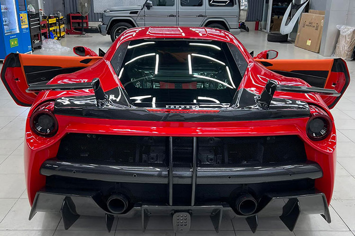 Đây là chiếc Ferrari 488 GTB đời 2015. Điểm đặc biệt của chiếc siêu xe Ferrari 488 GTB này chính là trải qua khá nhiều đời chủ và 2 bản độ khác nhau, hiện số đồng hồ công tơ mét của xe đang dừng ở con số trên 46.000 km, như thông tin của người rao bán cho biết.