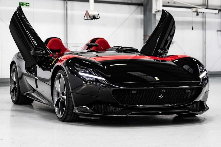 Trong số những thương hiệu siêu xe, Zlatan Ibrahimovic có một niềm yêu thích đặc biệt với Ferrari.Cụ thể, theo thông lệ mỗi năm vào dịp sinh nhật Ibrahimovic sẽ mua cho mình những chiếc xe mới đến từ thương hiệu "ngự chồm" của Ý.