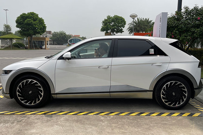 Khi được bán tại Việt Nam, Hyundai Ioniq 5 chạy điện sẽ là đối thủ tiềm năng của VinFast VF8. Như vậy, Việt Nam sẽ là quốc gia Đông Nam Á thứ hai lắp ráp mẫu ôtô điện này, sau Indonesia. Vào hồi tháng 4 năm nay, TC Motor đã tổ chức sự kiện trưng bày và giới thiệu Hyundai Ioniq 5 với thị trường Việt Nam. Đây là mẫu ôtô điện đầu tiên của Hyundai tại Việt Nam.