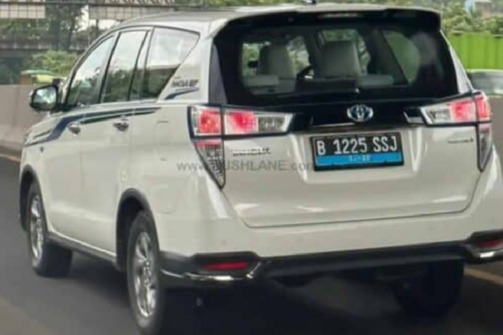 Chưa rõ mẫu xe điện này được phát triển dựa trên khung gầm Toyota New Global Architecture (TNGA) hay International Multi-purpose Vehicle (IMV) cải tiến? TNGA là khung gầm hiện đang được dùng cho một số mẫu xe đời mới của Toyota như Camry, C-HR, RAV4 và Corolla. Trong khi đó, IMV lại được dùng cho Innova, Fortuner và Hilux.