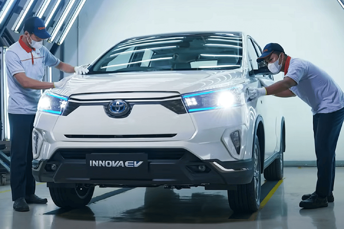 Tại thị trường Indonesia, Toyota Innova thế hệ mới hiện tại có 5 phiên bản gồm G AT, G AT Hybrid, V AT, V AT Hybrid và Q AT Hybrid, giá bán dao động từ 419-614 triệu Rupiah, (khoảng 662,8-971 triệu đồng).