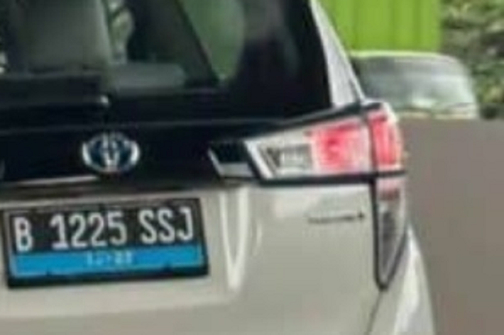 Các đường viền màu xanh dương này cũng xuất hiện dọc thân xe, trên đèn hậu và xung quanh logo. Phần thân xe của Innova chạy điện không có quá nhiều điểm khác biệt so với phiên bản truyền thống, ngoại trừ logo EV phía trên cổng sạc và dòng chữ Electric bố trí ở đuôi xe. Ngoài ra, xe được trang bị bộ mâm hợp kim đa chấu màu xám khá hút mắt.
