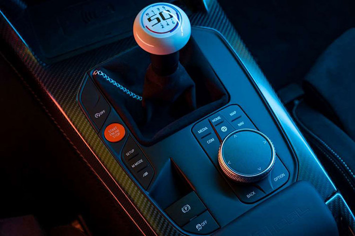 BMW cũng đã trang bị hộp số sàn 6 cấp cho BMW 3.0 CSL nhằm đem lại cảm giác thể thao và “niềm vui khi lái xe” cho các tài xế, kết hợp với hệ thống hỗ trợ sang số để đảm bảo khớp ly hợp không bị trượt sau khi giảm số khi phanh ở các góc cua.