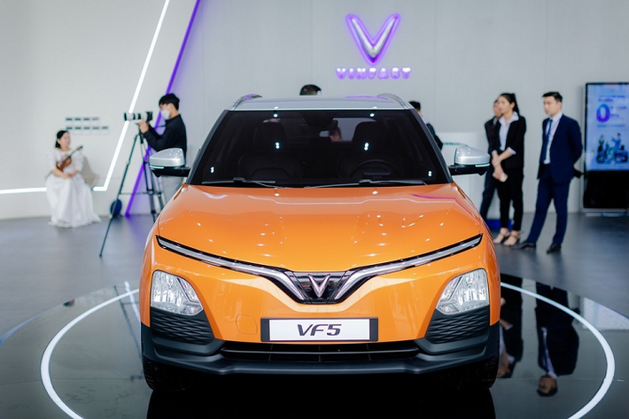 Vào hồi đầu tháng 12 vừa qua, hãng VinFast đã bất ngờ trưng bày mẫu ôtô điện VF5 Plus tại Hải Phòng. Tuy nhiên, vào thời điểm đó, chiếc VinFast VF5 Plus được trưng bày vẫn là xe concept, chưa phải phiên bản thương mại. Đến nay, hình ảnh được cho là của VinFast VF5 Plus bản thương mại đã lan truyền trên mạng xã hội.