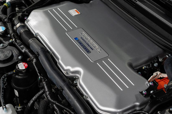 Hiện Honda vẫn chưa công bố thông tin về kích thước pin, phạm vi di chuyển hay công suất của mẫu xe FCEV mới. Chỉ biết rằng, Honda CR-V hydro 2024 mới sẽ được sản xuất với số lượng ít hơn so với phiên bản động cơ xăng.