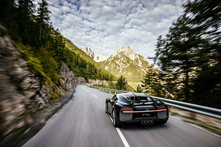Hendrik Malinowski, Giám đốc Quản lý Bán hàng và Tiếp thị của Bugatti, nhận xét “Chương trình CPO mới của chúng tôi có nghĩa là những ai muốn thưởng thức sự xuất sắc có một không hai của Veyron và Chiron bằng cách chọn các mẫu xe đã qua sử dụng trước đây thì giờ đây có thể được hưởng lợi từ dịch vụ khách hàng mẫu mực và sự chú ý đặc biệt đến từng chi tiết mà chỉ các Đối tác dịch vụ Bugatti ủy quyền mới có thể cung cấp và thực hiện.”