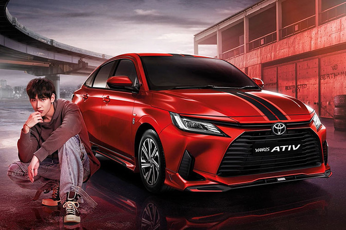 Ngày 9/8, Toyota Vios 2023 thế hệ mới chính thức trình làng tại Thái Lan dưới tên gọi Yaris Ativ. Ngay những ngày đầu ra mắt, Vios 2023 đã thu hút sự quan tâm của đông đảo người tiêu dùng bởi thiết kế bắt mắt và trang bị hiện đại hơn hẳn thế hệ tiền nhiệm.