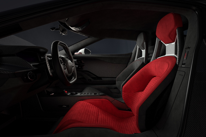 Bên trong, GT LM có nội thất đặt riêng; với ghế bằng sợi carbon bọc Alcantara; ghế lái có màu vàng; đỏ hoặc xanh lam. Ghế hành khách bằng gỗ mun; sẽ được trang trí bằng chỉ khâu màu đỏ hoặc xanh để phù hợp với phía người lái.