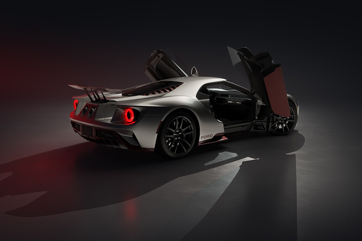 Ngoại thất của siêu xe Ford GT LM Edition 2023 nổi bật với các điểm nhấn màu đỏ hoặc xanh lam và tùy chọn sợi carbon tiếp xúc với màu đỏ hoặc xanh lam ở chi dưới. Điều này bao gồm bộ chia phía trước; ngưỡng cửa bên và ngưỡng cửa; cùng bộ khuếch tán phía sau. Các cửa gió ở khoang động cơ và thân gương cũng có sẵn với màu carbon lộ ra ngoài màu đỏ hoặc xanh lam.