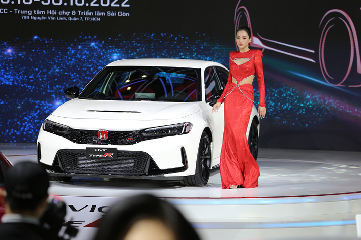 Tới thời điểm hiện tại, Honda Việt Nam vẫn chưa công bố giá bán chính thức của Honda Civic Type R 2023. Theo tham khảo từ đại lý, mẫu hatchback này có giá dự kiến trên 2 tỷ đồng.