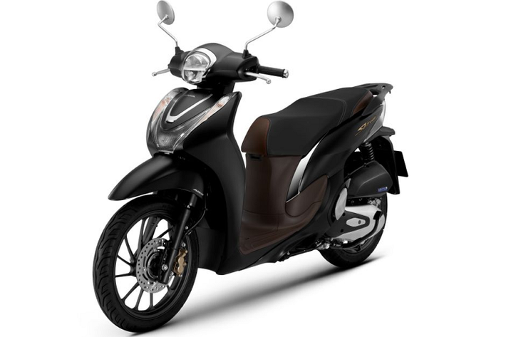 Phiên bản thể thao mới thừa hưởng nét thời trang, sang trọng đặc trưng của dòng Sh mode, kết hợp cùng màu Xám đen và những đường vân họa tiết tinh tế, tạo thêm điểm nhấn vừa mạnh mẽ vừa thời thượng cho những khách hàng trẻ trung và cá tính. Phiên bản Đặc biệt của Sh mode 125cc năm nay sở hữu lớp phủ sơn mờ trên nền xe Đen và Bạc Đen chủ đạo.