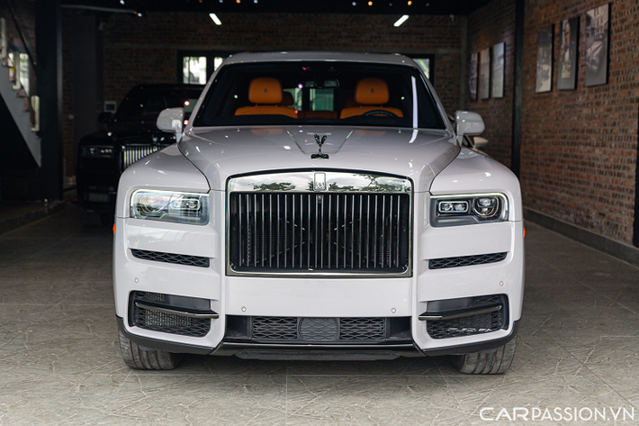 Phần đầu xe vẫn mang thiết kế Architecture of Luxury với lưới tản nhiệt Pantheon đặc trưng của Rolls-Royce màu đen bóng, ngay bên trên là biểu tượng thiếu phụ bay “Spirit of Ecstasy” cũng sơn cùng màu tạo cảm giác huyền bí. Cặp đèn pha sử dụng công nghệ Laser hiện đại bậc nhất hiện nay với hiệu năng chiếu sáng vượt trội.