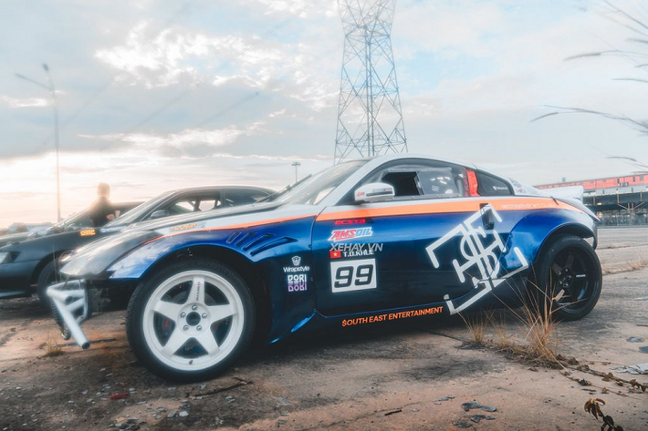 Tại thị trường Việt Nam, số lượng Nissan 370Z chỉ đếm “trên đầu ngón tay”. Những chiếc Nissan 370Z từng được phân phối chính hãng với mức giá 3 tỷ đồng vào năm 2012, tại thời điểm đó, mẫu xe thể thao này khá kén khách do bị định giá quá cao.