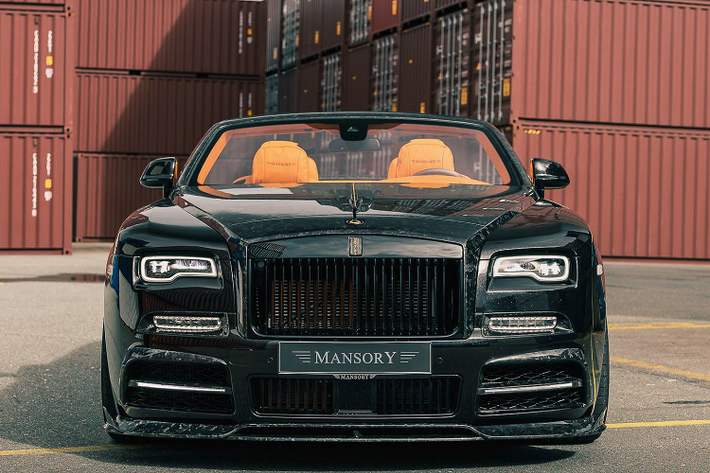 Về tổng thể, chiếc Dawn được Mansory trang bị một bộ bodykit đơn giản, không làm thay đổi quá nhiều diện mạo của chiếc xe. Có thể thấy, những nâng cấp này có phần giống với các chi tiết trên gói độ dành cho những người anh em nhà Rolls-Royce trước đó.