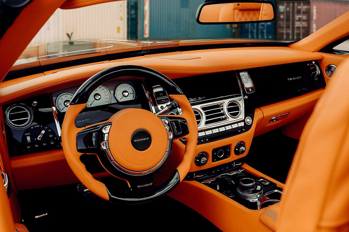 Phần ốp lưới tản nhiệt phía trước cũng được Mansory thay mới. Ở dưới phần cản, Dawn được trang bị phần líp ốp với thiết kế liền mạch, đem lại cho Rolls-Royce Dawn một vẻ bệ vệ, sang trọng. Các chi tiết carbon trên xe đều được hoàn thiện với họa tiết khác biệt, ăn nhập với thiết kế sang trọng của chiếc xe sang 2+2.